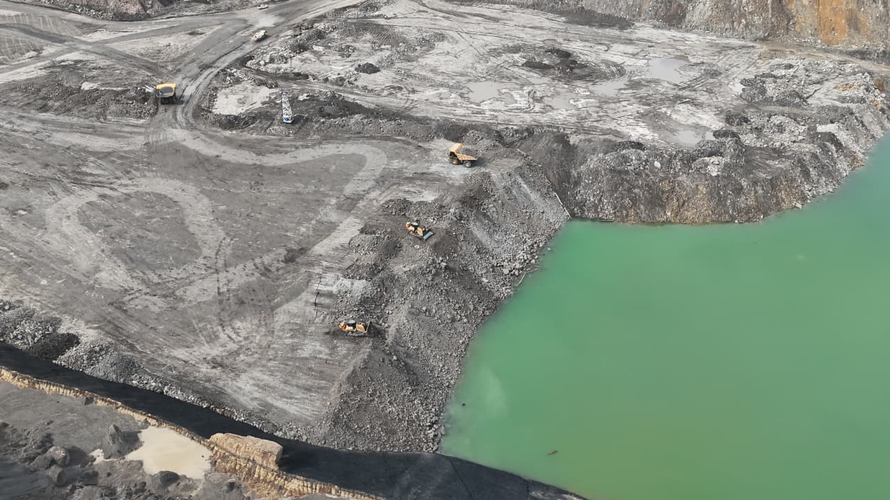 Menjawab kekhawatiran publik, PT SBE terus menggenjot proses penimbunan kembali (backfill) lubang tambang di Berau. Hingga Januari 2026, ketinggian penimbunan telah berada sekitar 15 meter di atas permukaan air sebagai bagian dari komitmen Good Mining Practice.